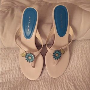 Ann Taylor White/Turquoise Sandal Thong w Heel 7M